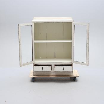 VITRINSKÅP, modern tillverkning av äldre delar.