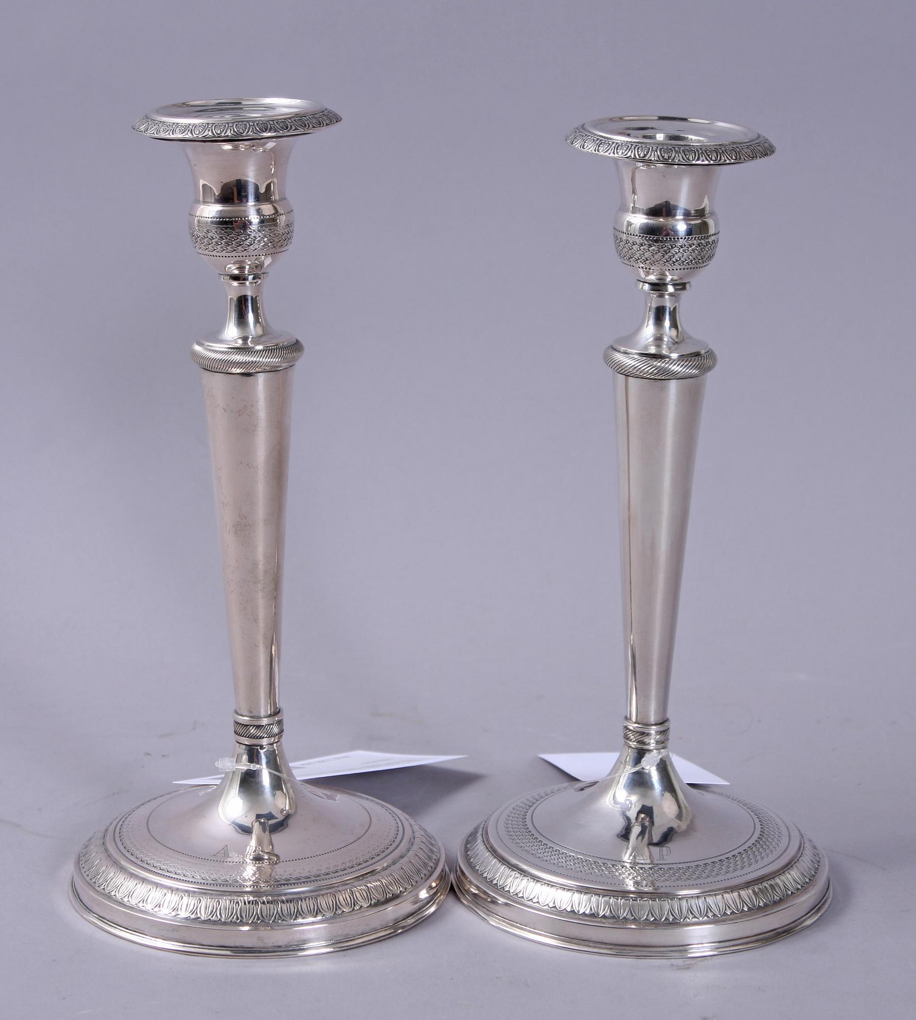 LJUSSTAKAR, ett par snarlika, silver. Oidentifierad stämplar. Senempire, 1800-talets mitt.