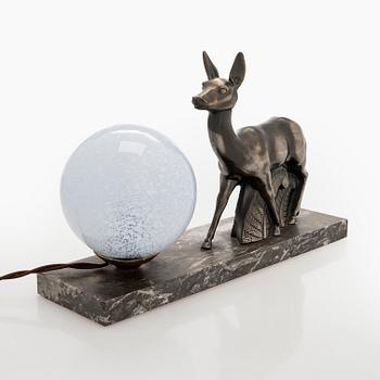 Bordslampa, med dekor av hjort, 1900-talets första hälft.