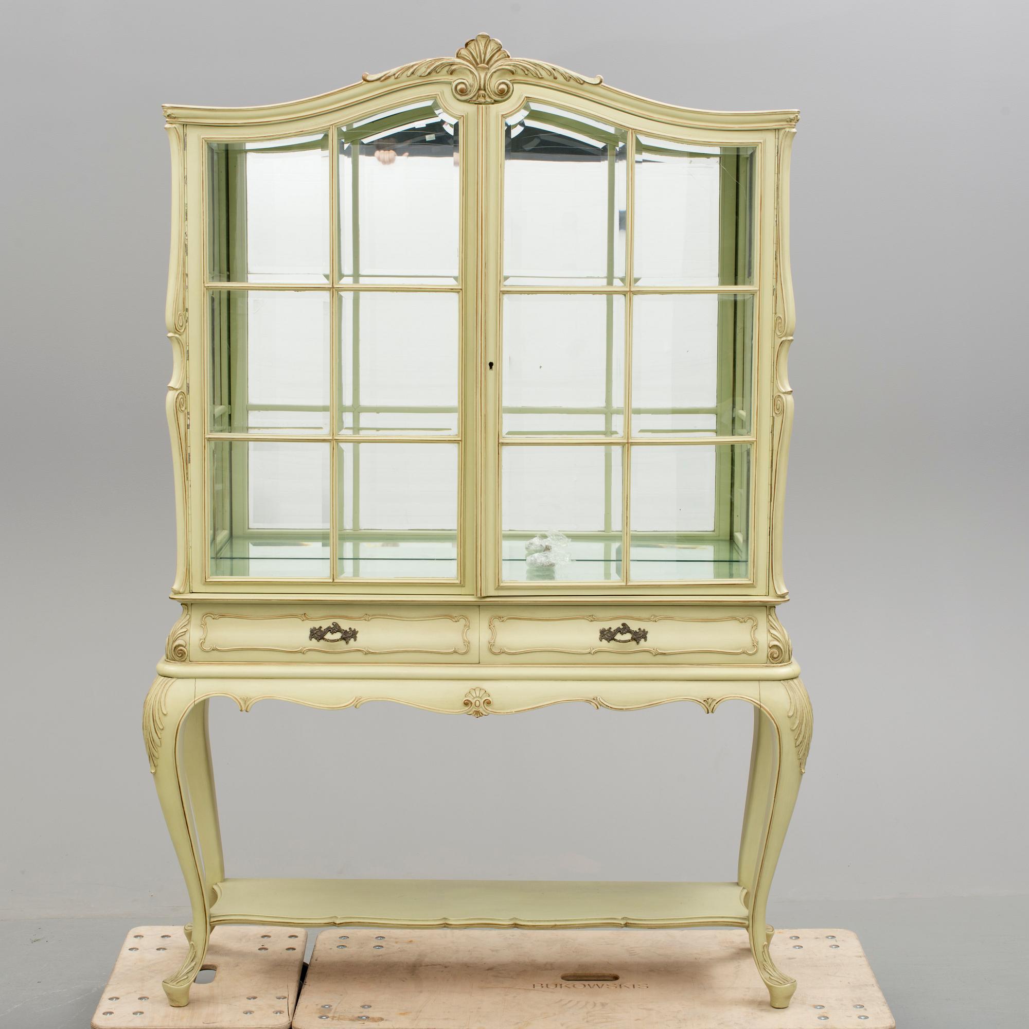 VITRINSKÅP, rokokostil, 1900-talets andra hälft.