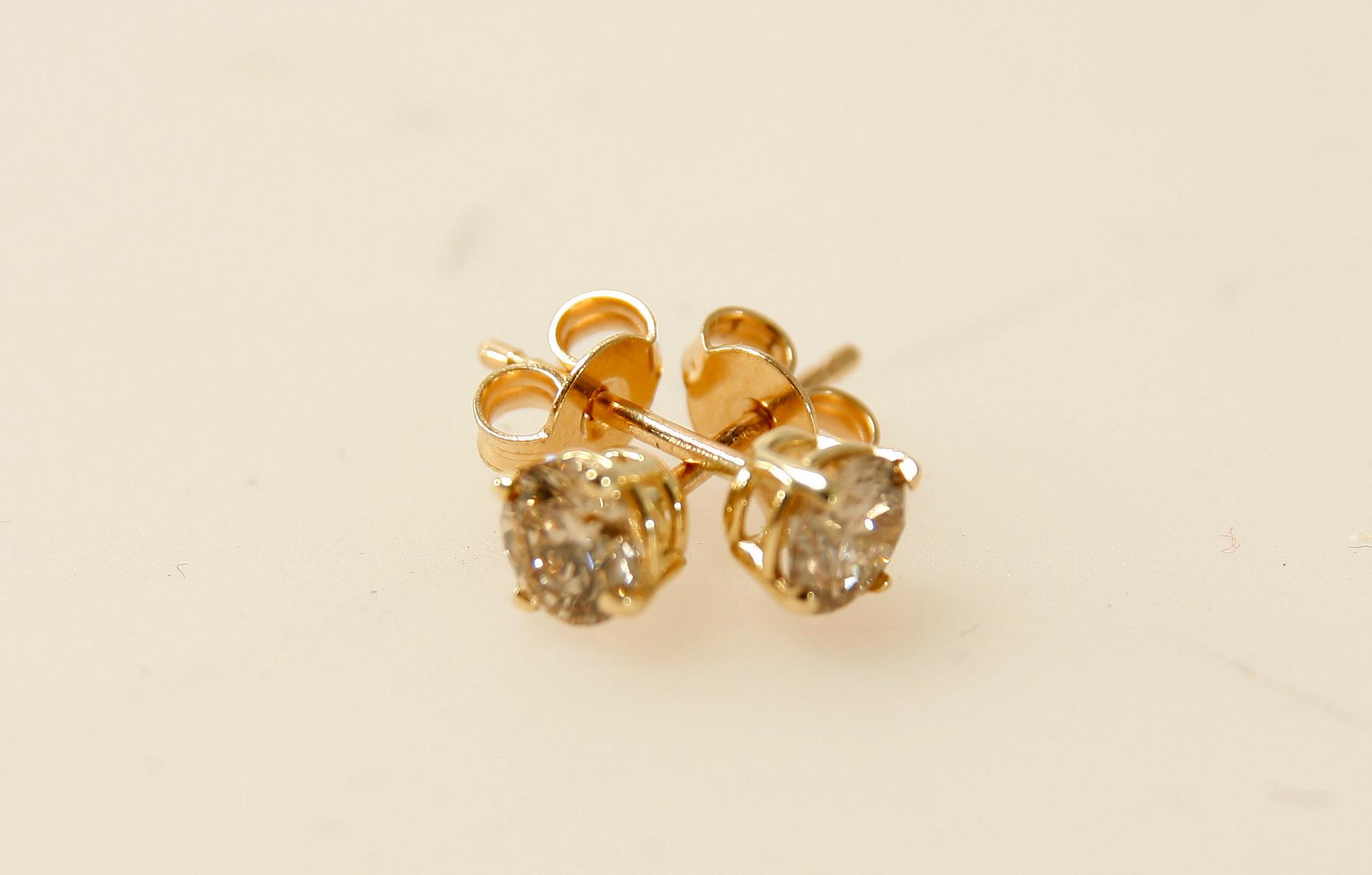 ÖRHÄNGEN, ett par, 14 K guld med briljantslipade diamanter, vardera ca 0,25 ct.