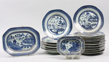 PARTI OSTINDISKT PORSLIN, 25 delar, Kina, tidigt 1800-tal.