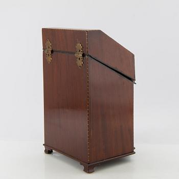 Bestickschatull England omkring 1800.