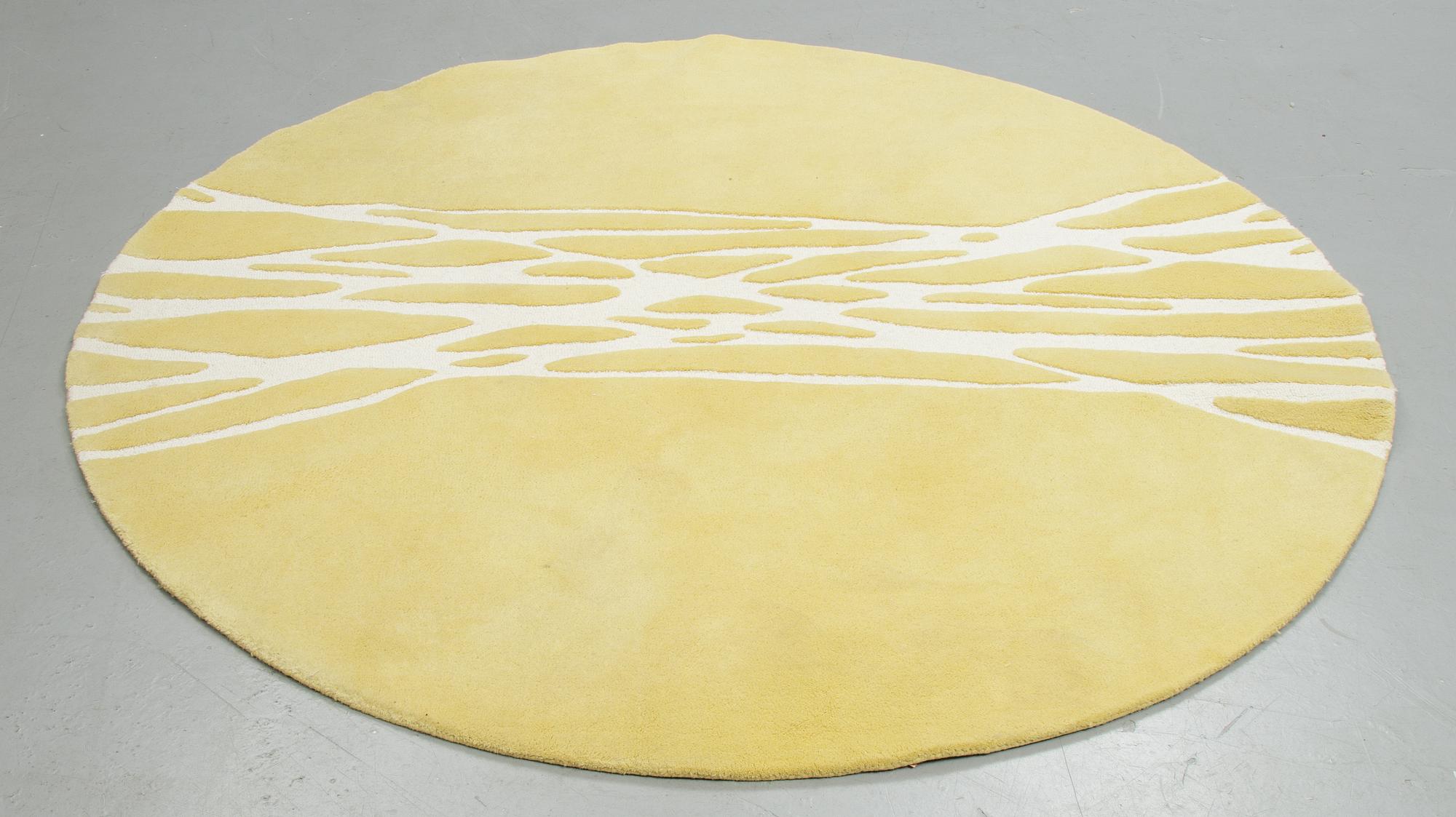 A carpet, "Segments", Barbara Hosak. hand tufted, Kateha, diameter 216 cm.