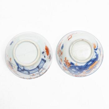 Koppar med fat, 2 st, med träställ, porslin, Kina, Qianlong (1736-95).