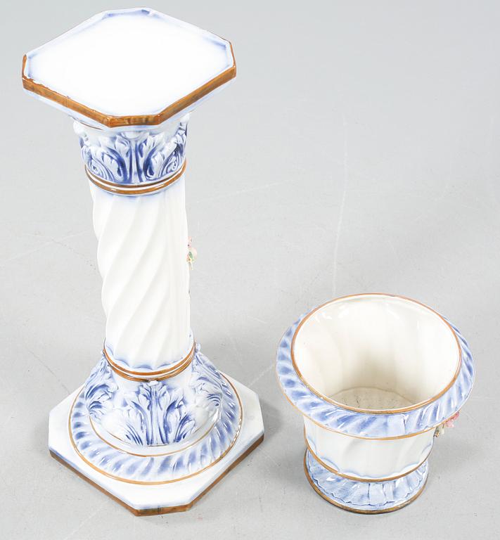 PIEDESTAL med YTTERFODER, porslin, Italien, 1900-talets andra hälft.
