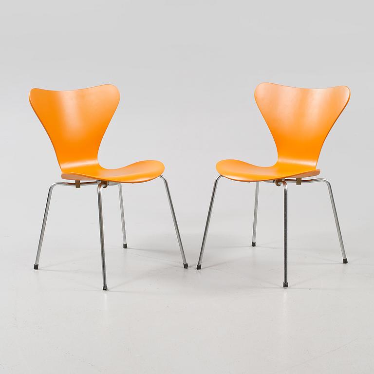 STOLAR, 2 st, "Sjuan", Arne Jacobsen, Fritz Hansen, Danmark, 1900-talets andra hälft.