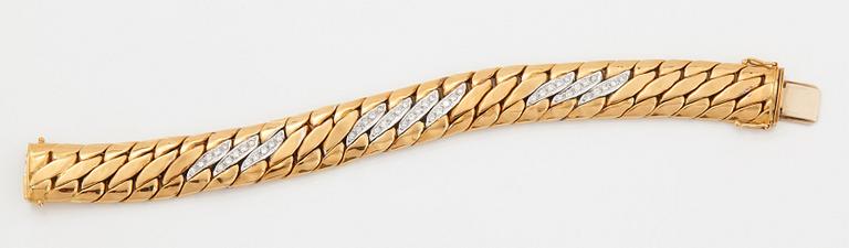 A Bucherer bracelet in 18K gold set with round brilliant-cut diamonds.