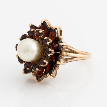 Ring in 14K gold with a cultured pearl and garnets.