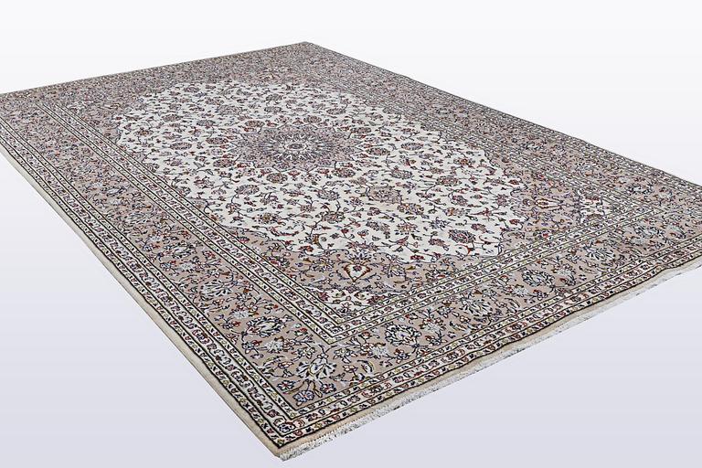 A carpet, Kashan, ca 368 x 245 cm.