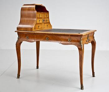 551. A writingtable, partly from the 18th century.