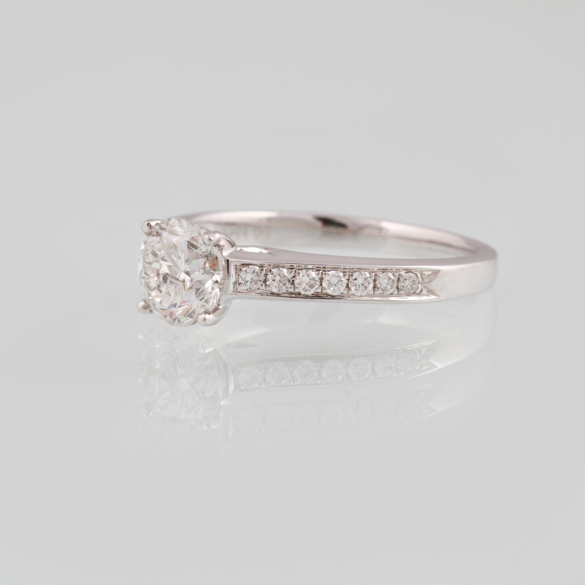 RING, 18K vitguld med briljantslipad diamant ca 0.85 ct samt 14 briljantslipade diamanter 0.15 ct. Vikt 3,1 gram.