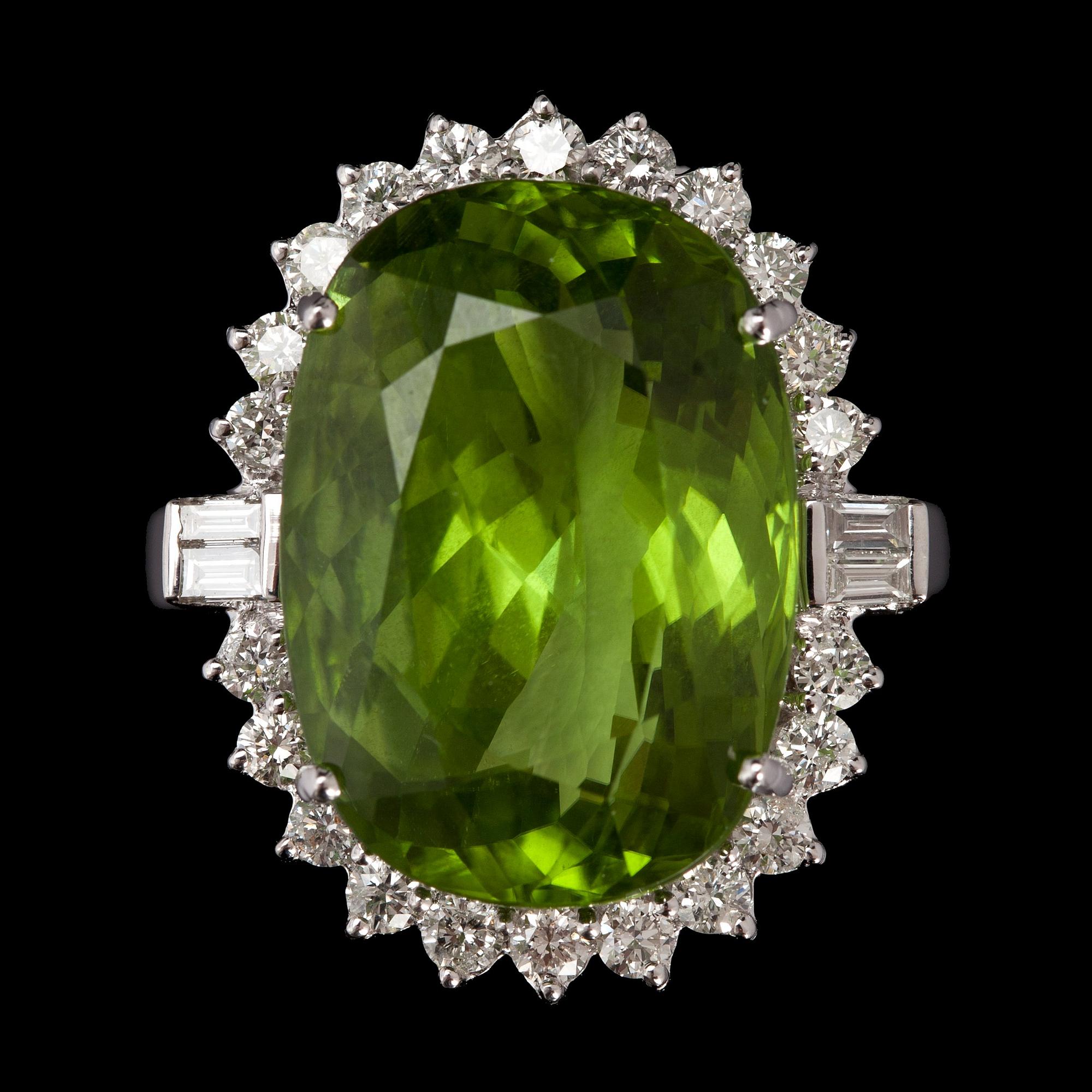 RING, fasettslipad peridot, 13.16 ct, samt briljantslipade diamanter, tot. 0.74 ct.