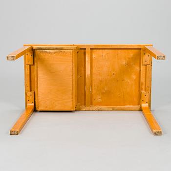 Alvar Aalto, kirjoituspöytä, "K81", O.Y. Huonekalu-ja Rakennustyötehdas A.B. 1900-luvun puoliväli.