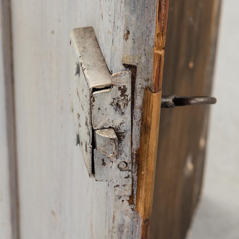 A painted folk art corner hanging cabinet, ca 1800.