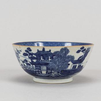 A part blue and white dinner service, Qing dynasty, Qianlong (1736-95).