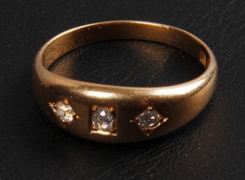 RING, guld 18 K, 3 diamanter, Stockholm 1957. Vikt 4 gram.