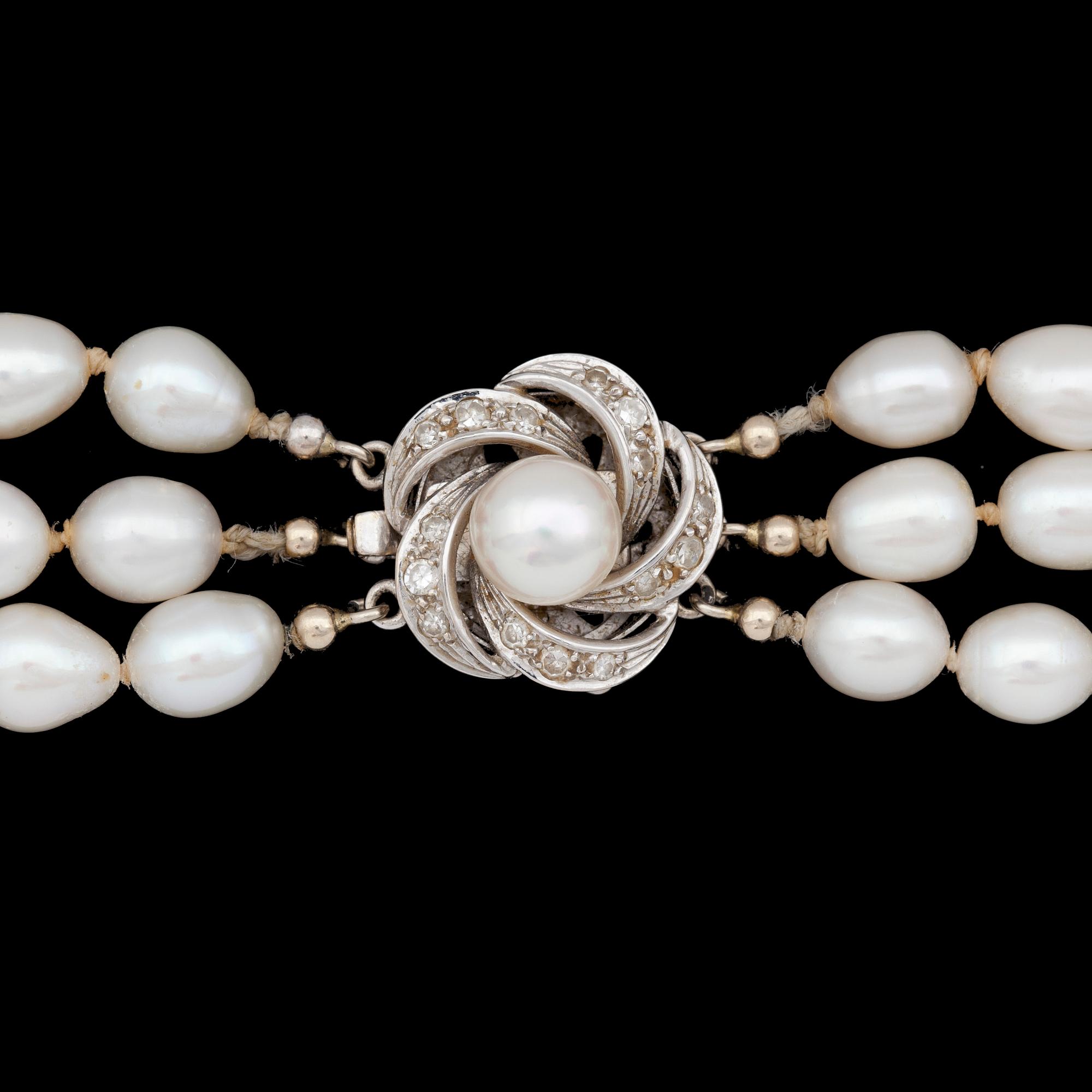 COLLIER, pärlor, lås i 18k vitguld samt små åttkantsslipade diamanter och pärla, 1900-talets andra hälft.