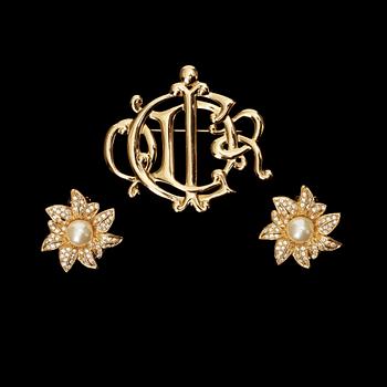 549. A brooch and a pair of earring by Christian Dior.