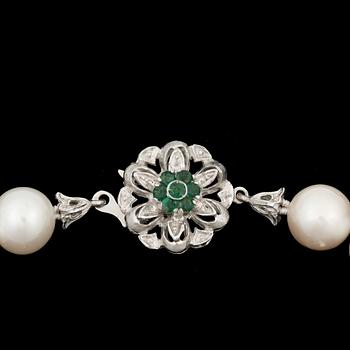 PÄRLCOLLIER, odlade  pärlor, lås 18 k vitguld med smaragder.