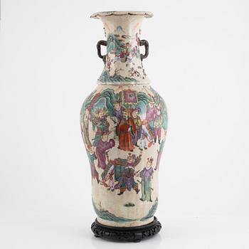 A porcelain floor vase, China, presumably late Qing dynasty/early 20th century.