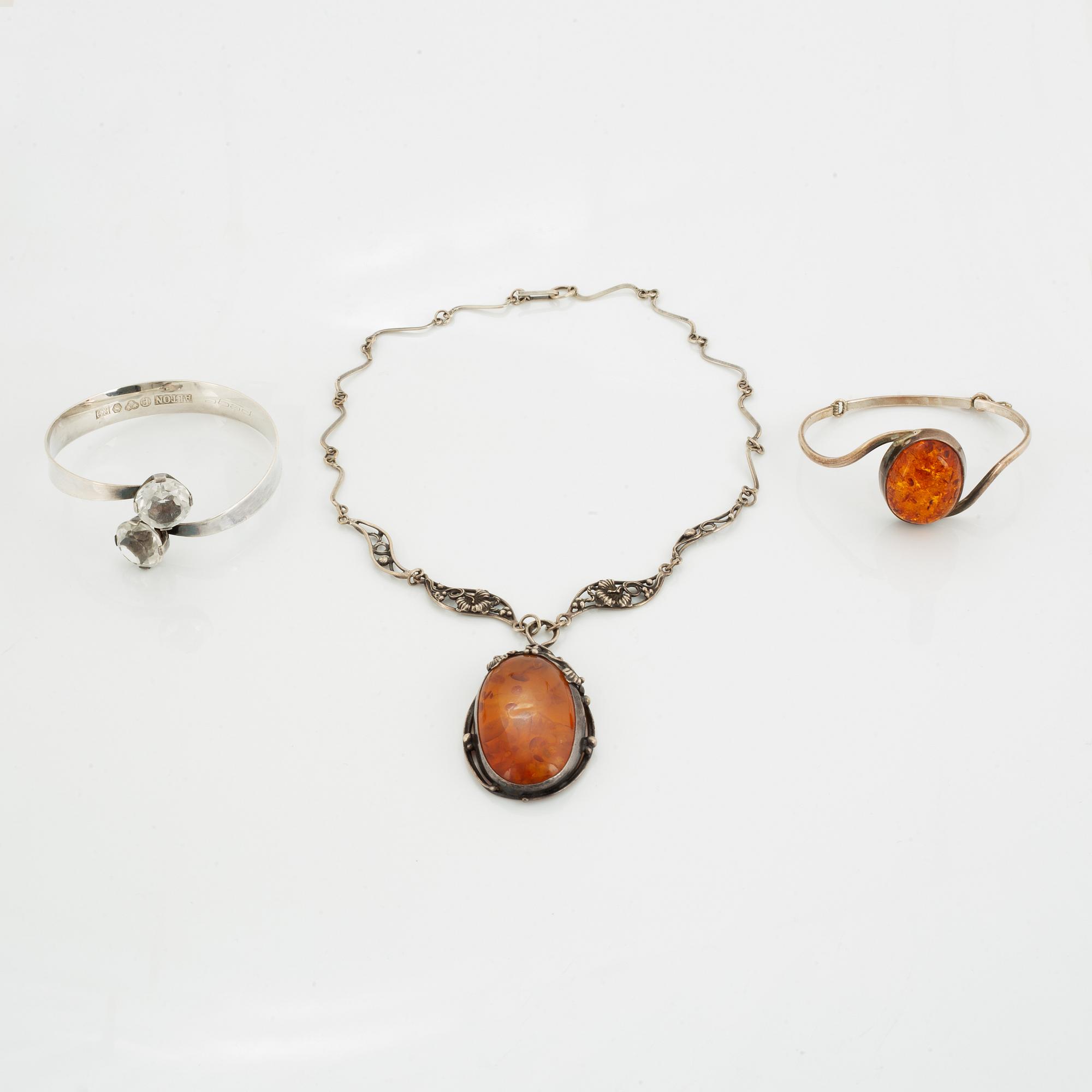 HALSMYCKE OCH ARMRINGAR två st, silver med bärnsten och bergkristall.