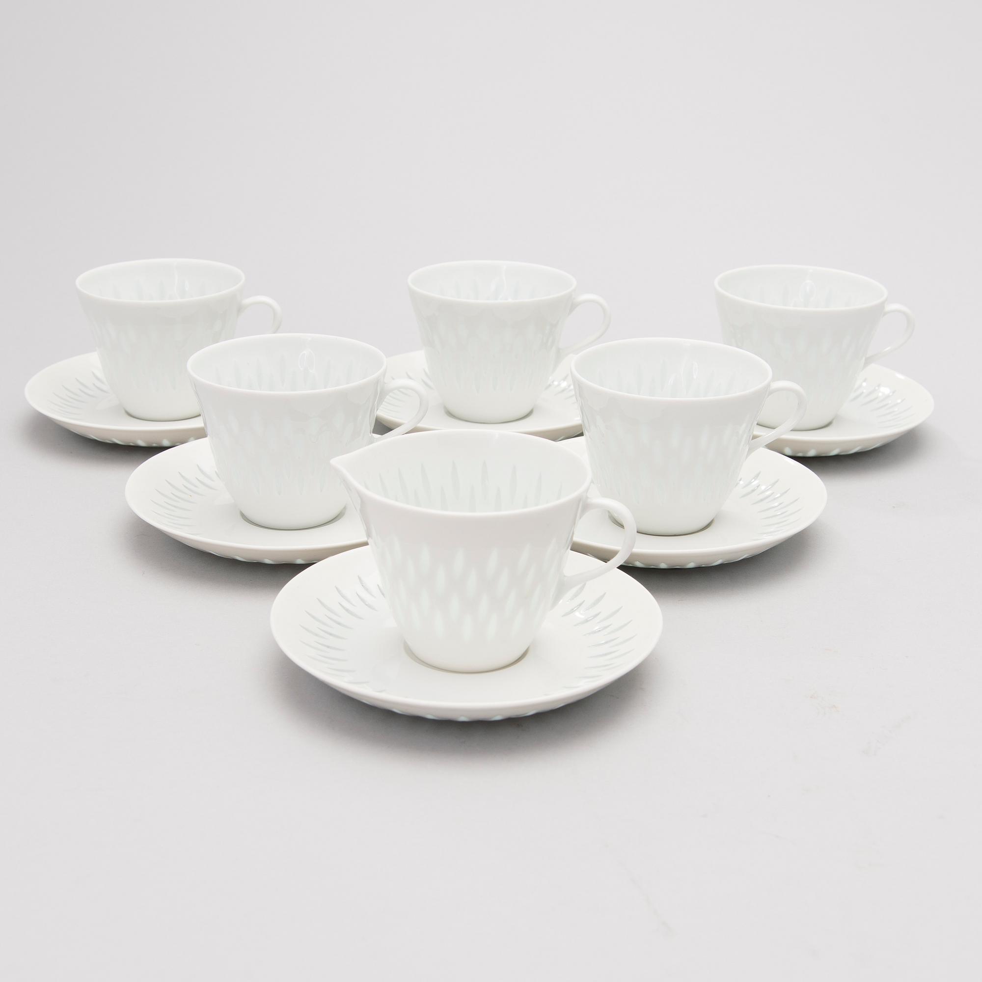 A 40-piece set of tableware in porcelain, signed F.H.Kj. Finland Arabia.