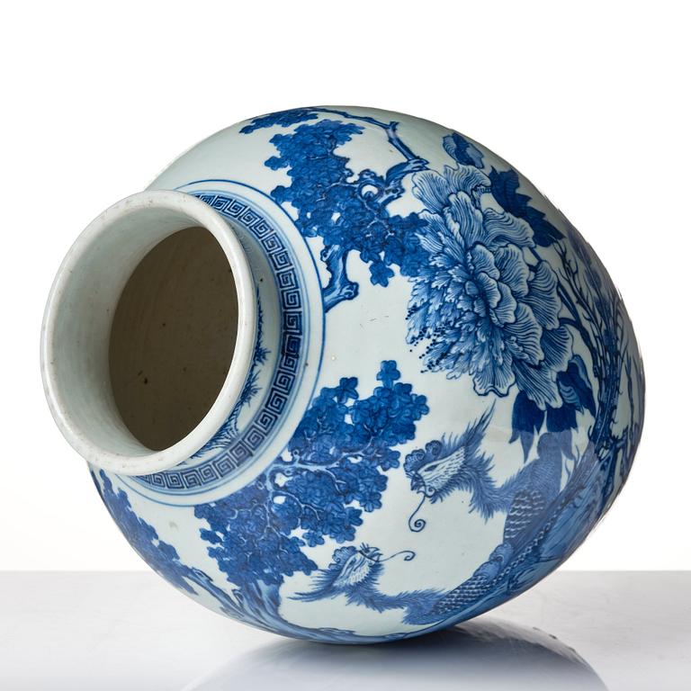 A blue and white jar, Qing dynasty, 19th Century.