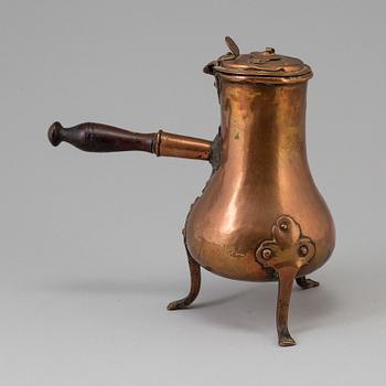 AN 18TH CENTURY COPPER CHOCOLATE POT.
