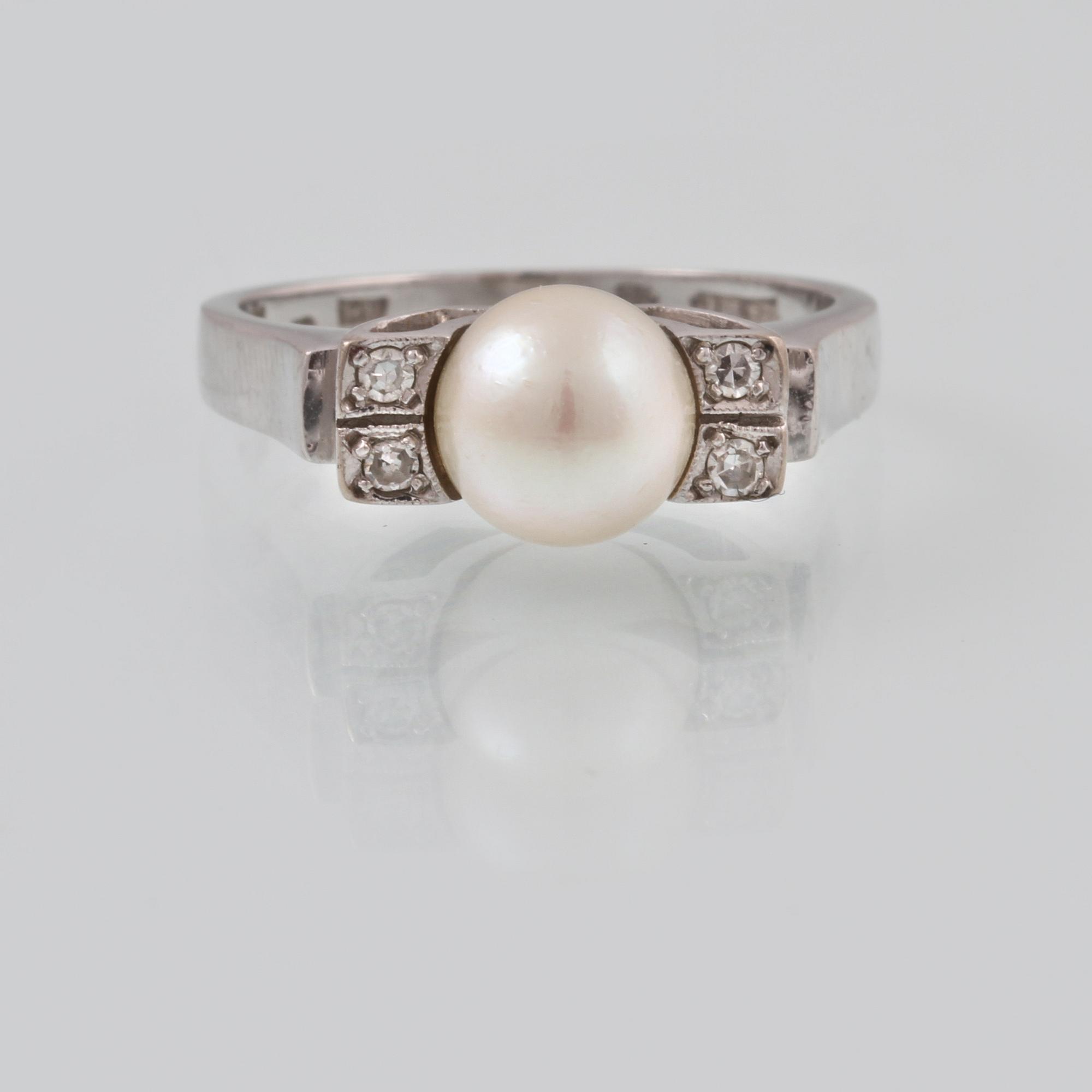 RING, 18K vitgukd med odlad pärla samt 4 åttkantslipade diamanter. Vikt 5,2 gram.