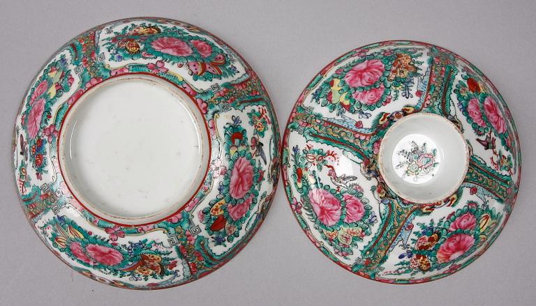 SKÅLFAT MED LOCK, 2 st, porslin. Kina, 1900-tal.