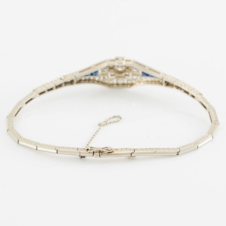 Bracelet, 18K white gold set with brilliant-cut and octagonal-cut diamonds and blue sapphires, Art Deco, circa 1920-30s.