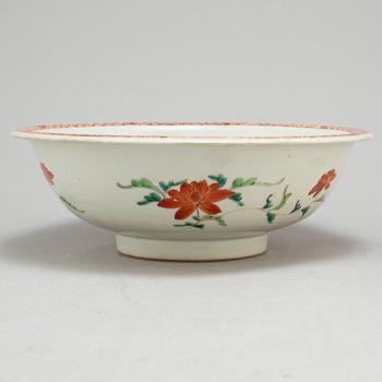 A famille rose export porcelain bowl and a pair of pates, Qing dynasty, 18th century.