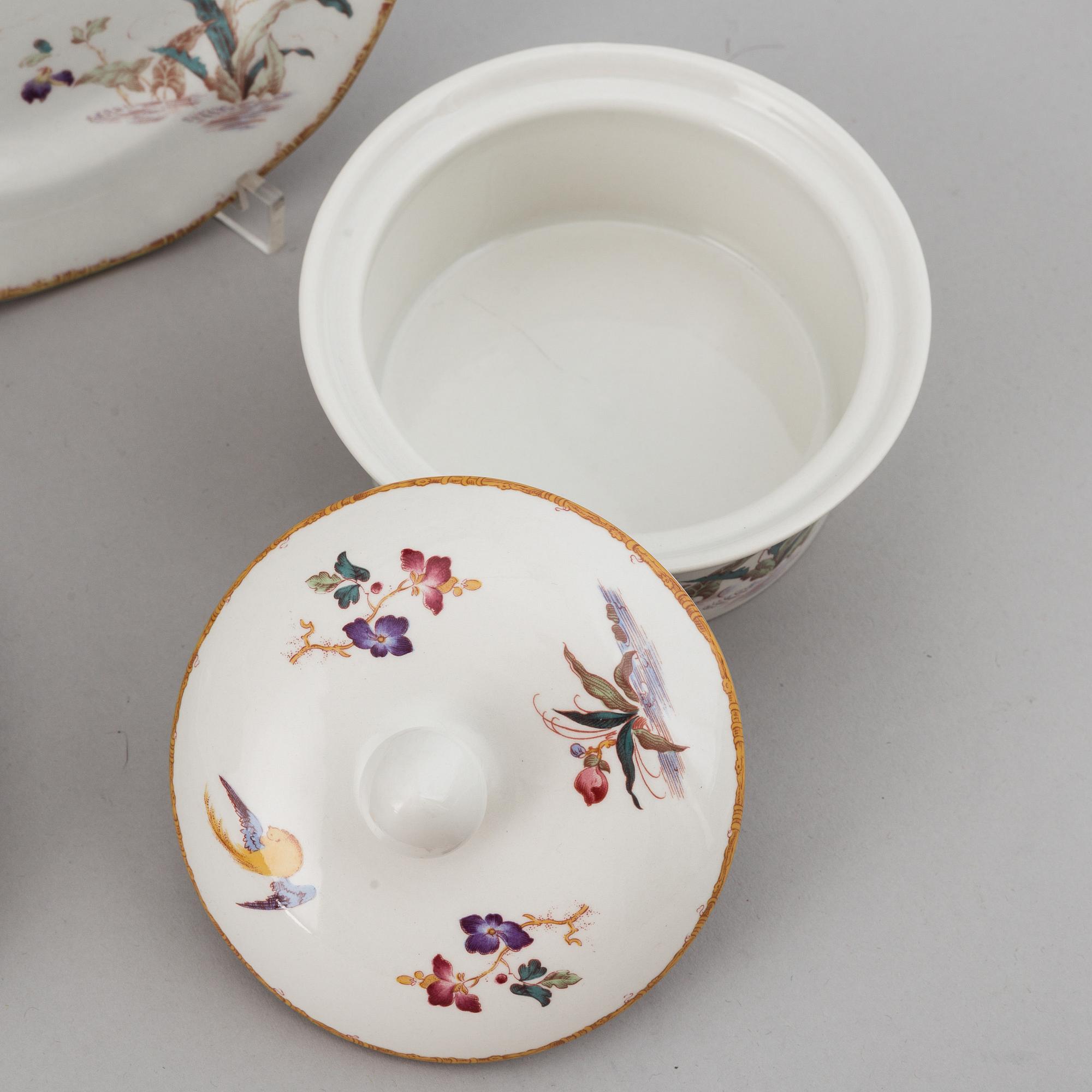 A part 'Devon Rose' dinner and coffee/teaservice, England, Wedgwood, designed 1971-1991 (68 pieces).