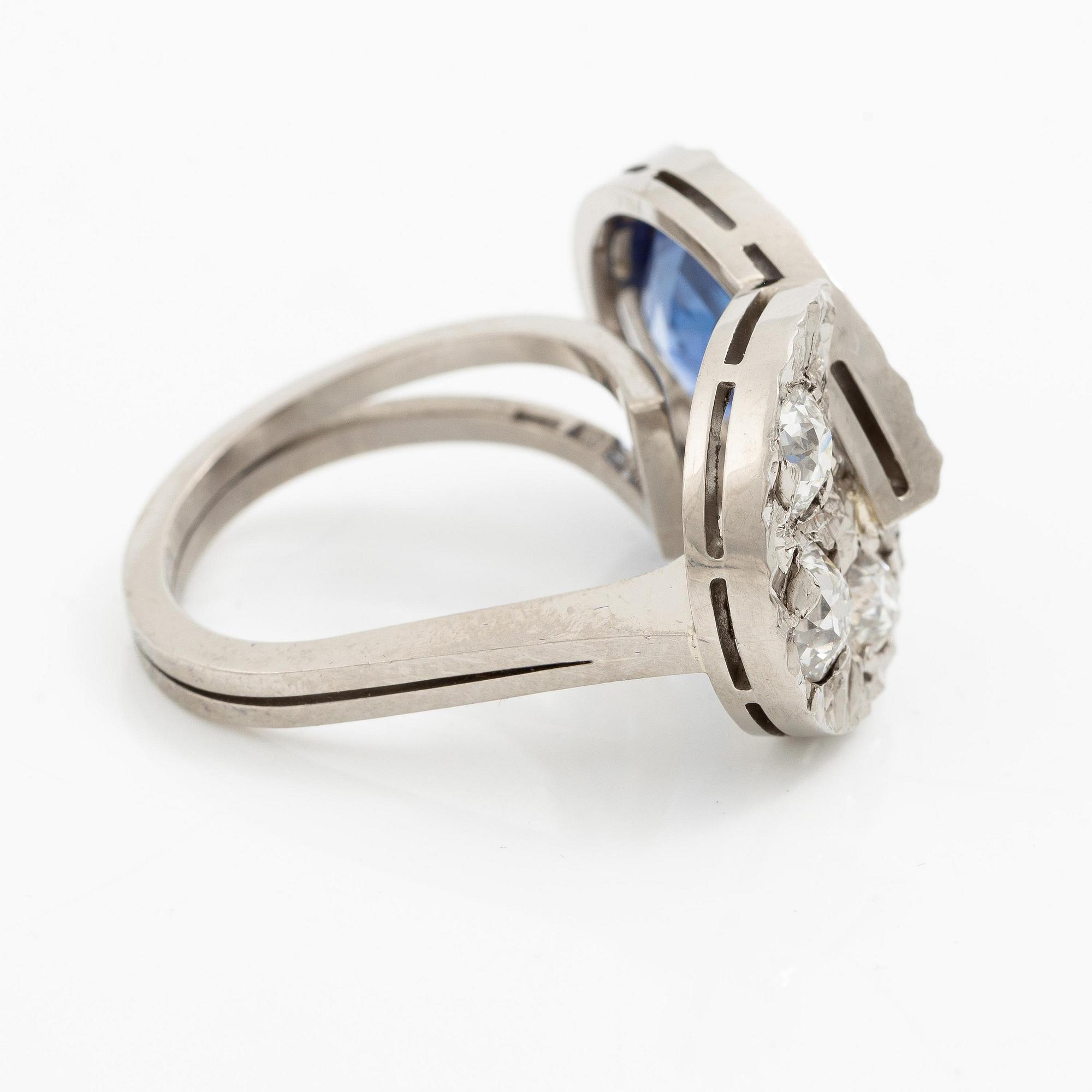 Ring 18K vitguld med en fasettslipad safir och gammalslipade diamanter.