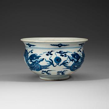 447. A blue and white censer, Qing dynasty, circa 1800.