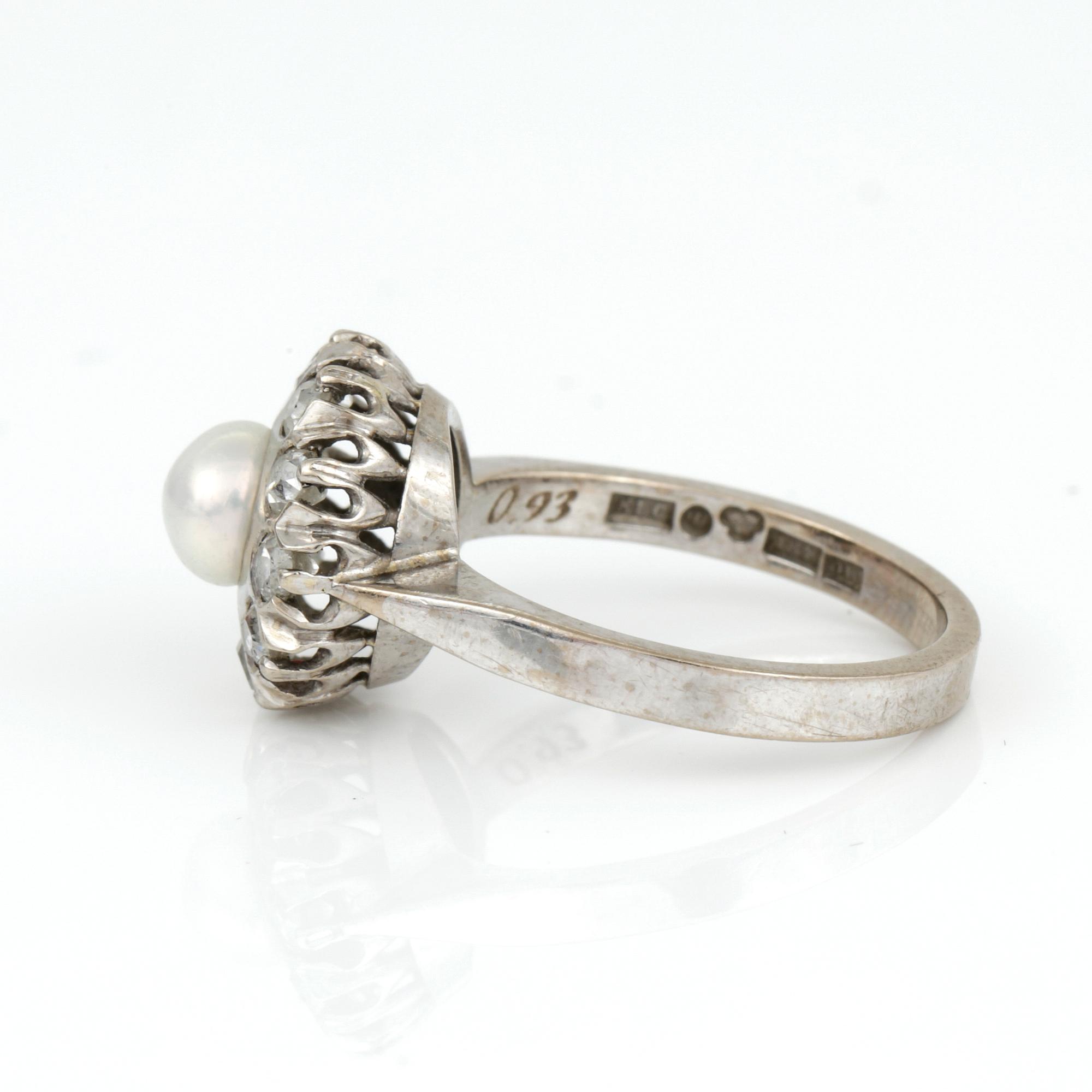 RING, 18K vitguld med odlad pärla och gammalslipade diamanter tot ca 0,93 ct, KÅ-CE, Stockholm, 1988. Vikt 5,52 g.