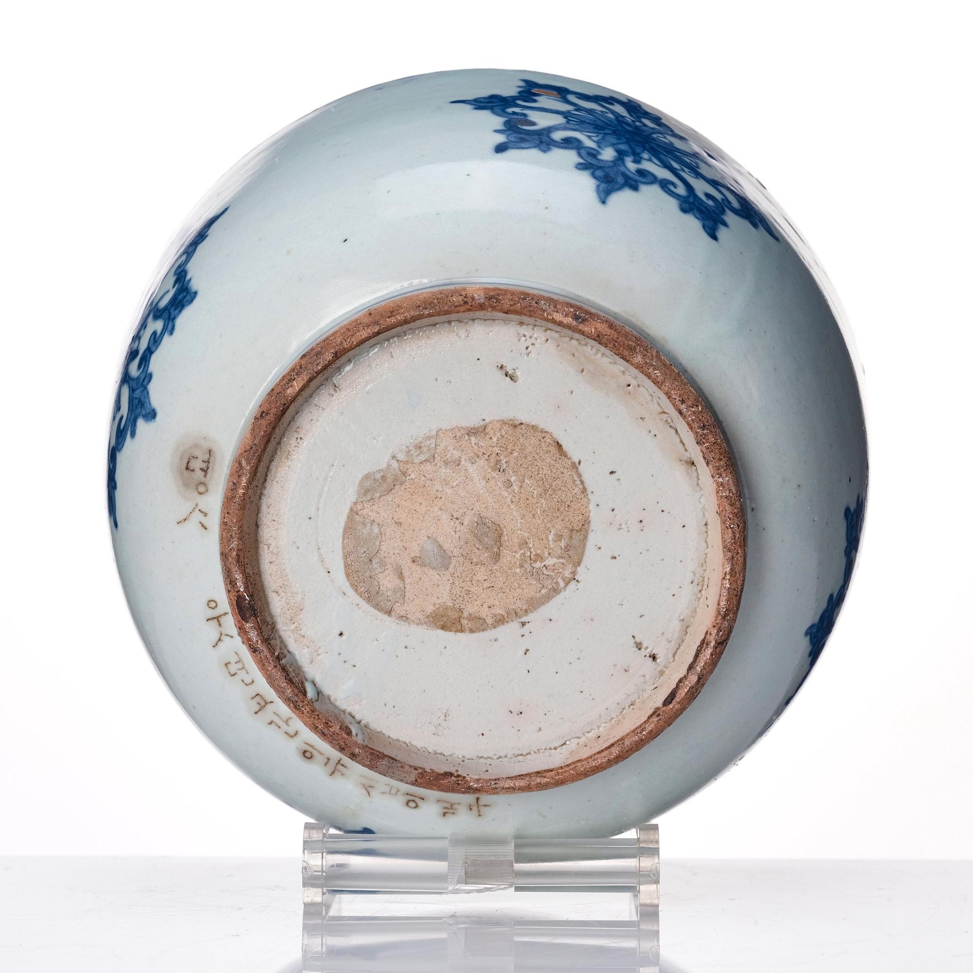 A large blue and white Korean box with cover, Joseon (1392-1897).