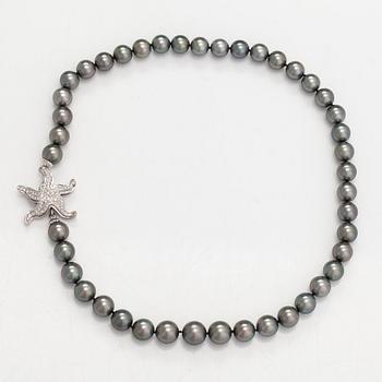 Pärlcollier, tahitipärlor, 18K vitguld och diamanter ca 0.60 ct totalt. Italien.