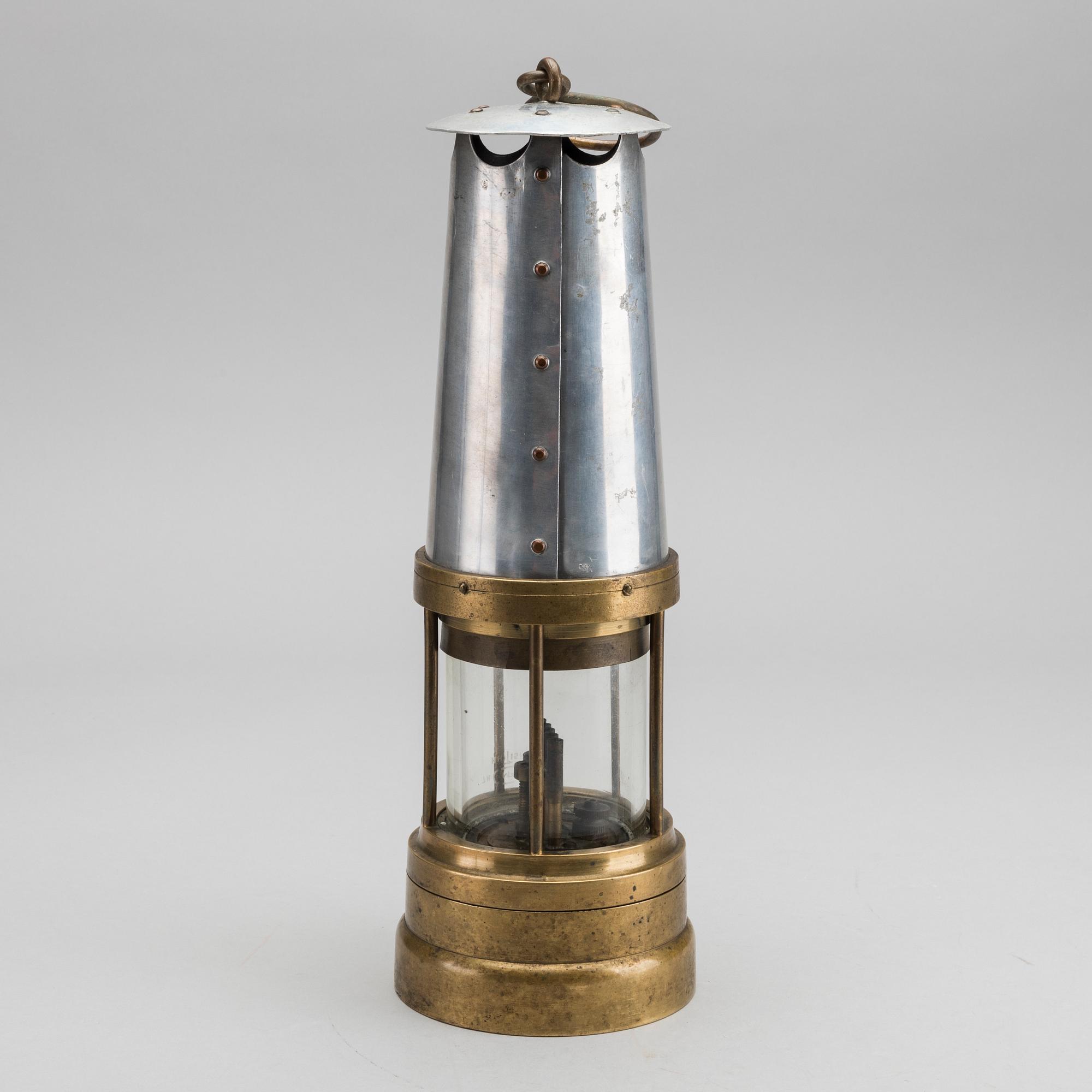 GRUVLYKTA/LAMPA. England 1900-talets mitt.