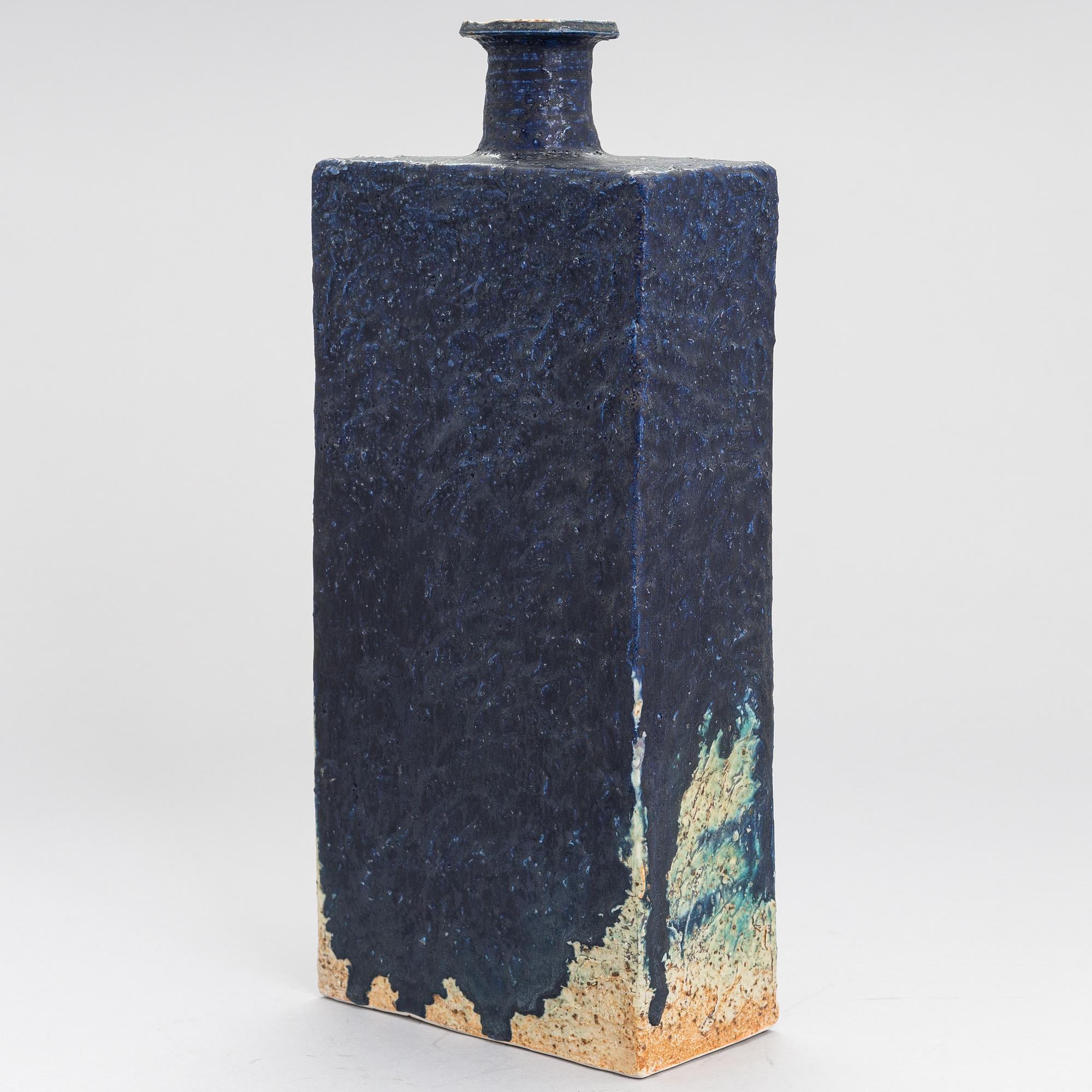 ANNIKKI HOVISAARI, VAS, stengods, signerad AH Arabia.