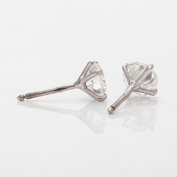 Korvakorut, yksikiviset, 18K valkokultaa ja briljanttihiottuja timantteja yht. 2.04 ct.