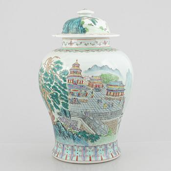 A Chinese family rose porcelain urn with cover, 20th century.