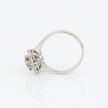 RING, 18K vitguld med briljantslipad  brun diamant 1,05 ct och vita briljantslipade diamanter tot ca 0,60 ct. Vikt 4,90g.