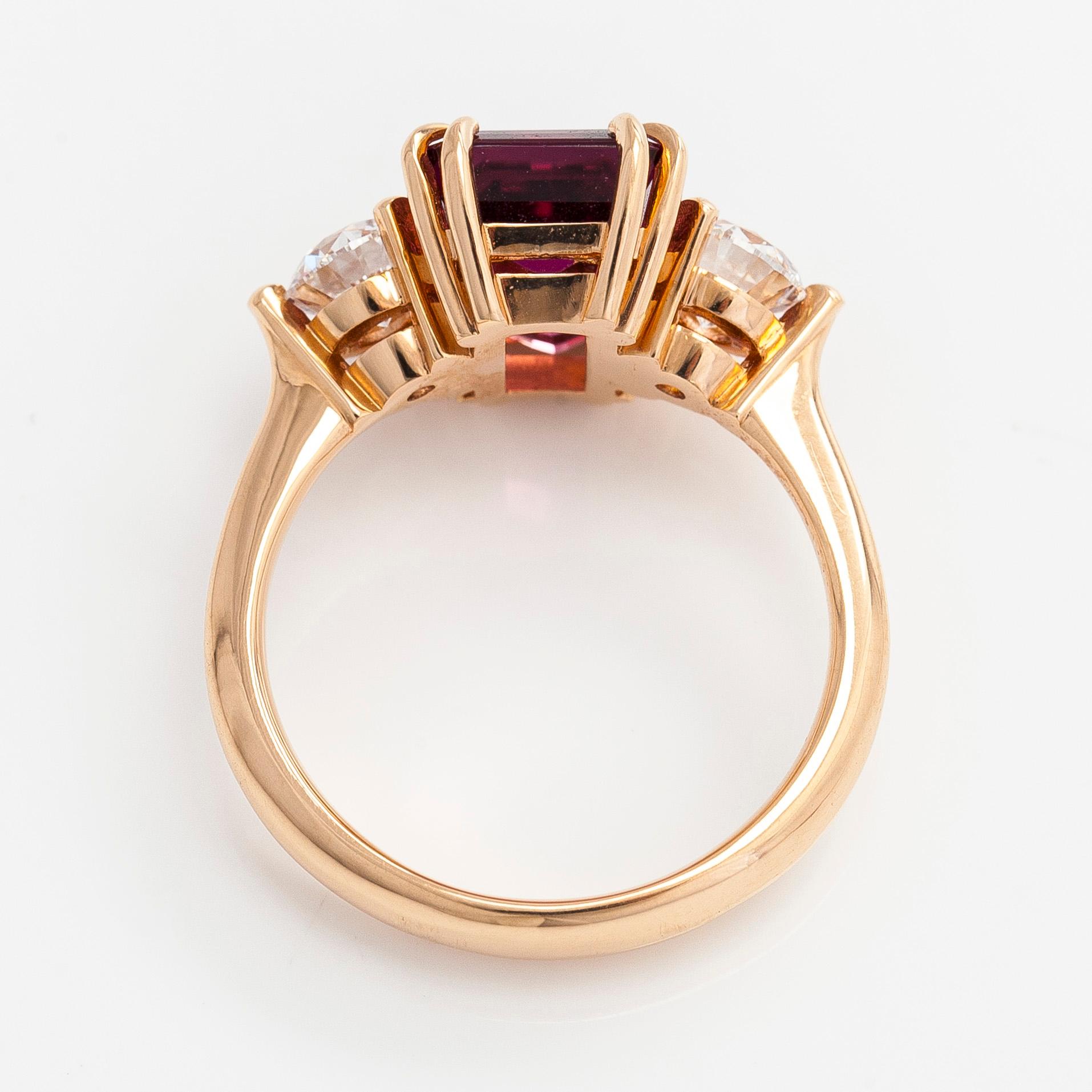 Ring, 18K guld med turmalin och briljantslipade diamanter.