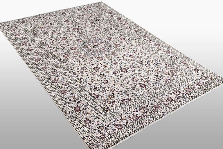 A carpet, Kashan, ca 312 x 200 cm.