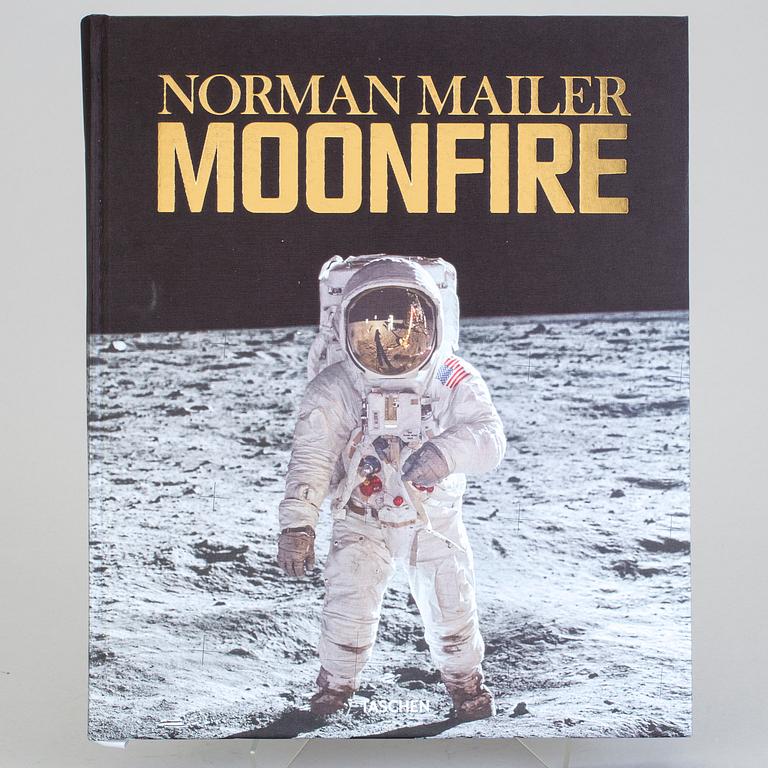 BOK samt AUTOGRAF, "Moonfire", Norman Mailer, Buzz Aldrin, numrerad AP 181/200.