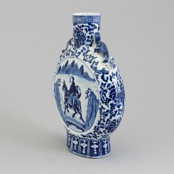 A blue and white porcelain moon flask, Qing dynasty, late 19th century.