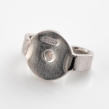 Örhängen med briljantslipade diamanter.