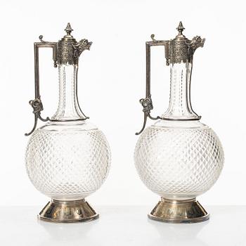 A pair of glass and silver plate decanters, first half of the 20th Century.